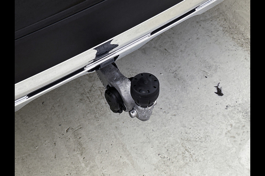 Mercedes-Benz GLC 300 e 4MATIC Plug-In Hybride Trekhaak | Ledkoplampen | Memory Voorstoelen |  Achteruitrijcamera | Sfeerverlichting | Dodehoekassistent. Inclusief 24 maanden Mercedes-Benz Certified garantie voor Europa.