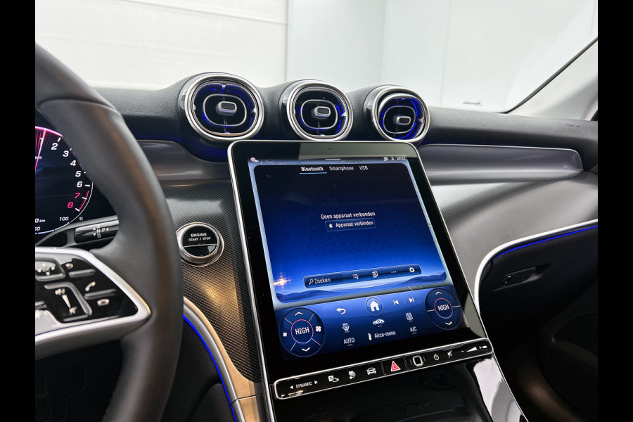 Mercedes-Benz GLC 300 e 4MATIC Plug-In Hybride Trekhaak | Ledkoplampen | Memory Voorstoelen |  Achteruitrijcamera | Sfeerverlichting | Dodehoekassistent. Inclusief 24 maanden Mercedes-Benz Certified garantie voor Europa.
