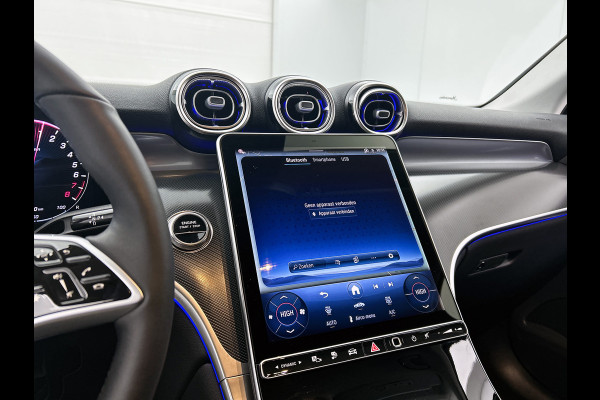 Mercedes-Benz GLC 300 e 4MATIC Plug-In Hybride Trekhaak | Ledkoplampen | Memory Voorstoelen |  Achteruitrijcamera | Sfeerverlichting | Dodehoekassistent. Inclusief 24 maanden Mercedes-Benz Certified garantie voor Europa.