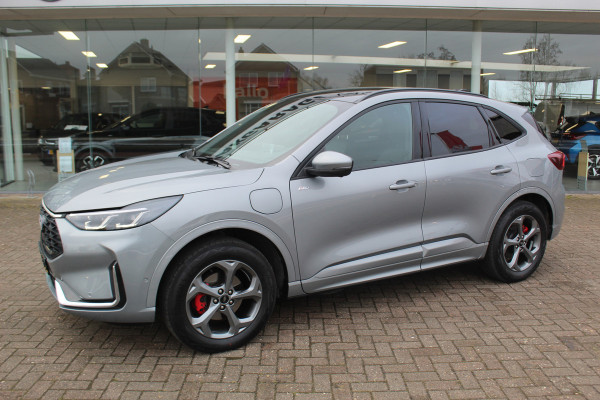 Ford Kuga 2.5-243pk PHEV ST-Line X. Van €. 54.937,- voor €. 43.735,- Trekgewicht van 2.100kg ! Elektr. panodak., elektr. trekhaak, stoel-, stuur- en voorraamverw., 360gr. Camera, HUD, AppleCarplay/Androidauto, Elektr. verstelb. comfortstoelen, LED verl.