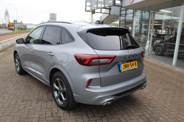 Ford Kuga 2.5-243pk PHEV ST-Line X. Van €. 54.937,- voor €. 43.735,- Trekgewicht van 2.100kg ! Elektr. panodak., elektr. trekhaak, stoel-, stuur- en voorraamverw., 360gr. Camera, HUD, AppleCarplay/Androidauto, Elektr. verstelb. comfortstoelen, LED verl.