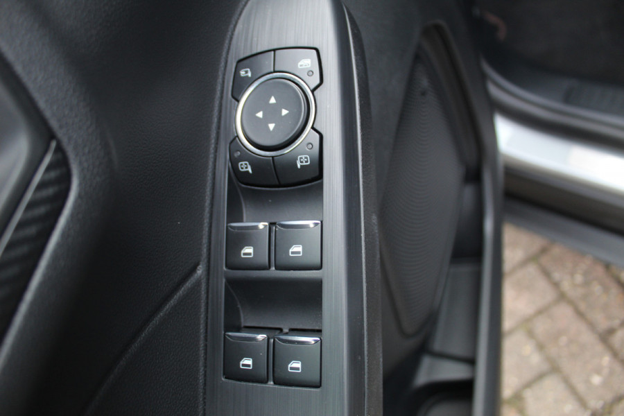 Ford Kuga 2.5-243pk PHEV ST-Line X. Van €. 54.937,- voor €. 43.735,- Trekgewicht van 2.100kg ! Elektr. panodak., elektr. trekhaak, stoel-, stuur- en voorraamverw., 360gr. Camera, HUD, AppleCarplay/Androidauto, Elektr. verstelb. comfortstoelen, LED verl.