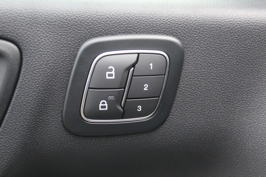 Ford Kuga 2.5-243pk PHEV ST-Line X. Van €. 54.937,- voor €. 43.735,- Trekgewicht van 2.100kg ! Elektr. panodak., elektr. trekhaak, stoel-, stuur- en voorraamverw., 360gr. Camera, HUD, AppleCarplay/Androidauto, Elektr. verstelb. comfortstoelen, LED verl.