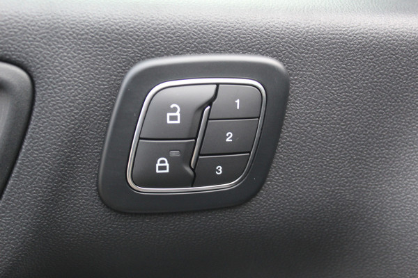 Ford Kuga 2.5-243pk PHEV ST-Line X. Van €. 54.937,- voor €. 43.735,- Trekgewicht van 2.100kg ! Elektr. panodak., elektr. trekhaak, stoel-, stuur- en voorraamverw., 360gr. Camera, HUD, AppleCarplay/Androidauto, Elektr. verstelb. comfortstoelen, LED verl.