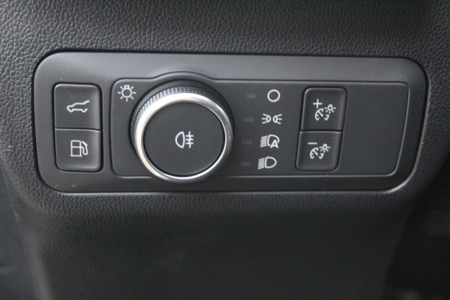 Ford Kuga 2.5-243pk PHEV ST-Line X. Van €. 54.937,- voor €. 43.735,- Trekgewicht van 2.100kg ! Elektr. panodak., elektr. trekhaak, stoel-, stuur- en voorraamverw., 360gr. Camera, HUD, AppleCarplay/Androidauto, Elektr. verstelb. comfortstoelen, LED verl.