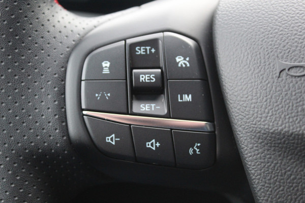 Ford Kuga 2.5-243pk PHEV ST-Line X. Van €. 54.937,- voor €. 43.735,- Trekgewicht van 2.100kg ! Elektr. panodak., elektr. trekhaak, stoel-, stuur- en voorraamverw., 360gr. Camera, HUD, AppleCarplay/Androidauto, Elektr. verstelb. comfortstoelen, LED verl.