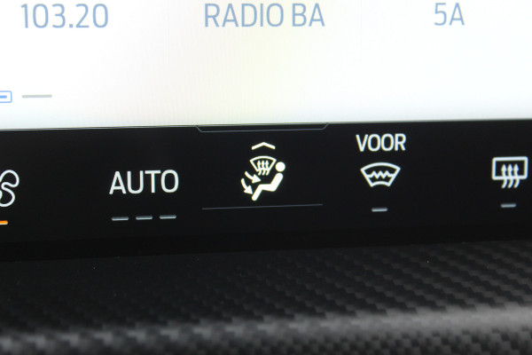 Ford Kuga 2.5-243pk PHEV ST-Line X. Van €. 54.937,- voor €. 43.735,- Trekgewicht van 2.100kg ! Elektr. panodak., elektr. trekhaak, stoel-, stuur- en voorraamverw., 360gr. Camera, HUD, AppleCarplay/Androidauto, Elektr. verstelb. comfortstoelen, LED verl.