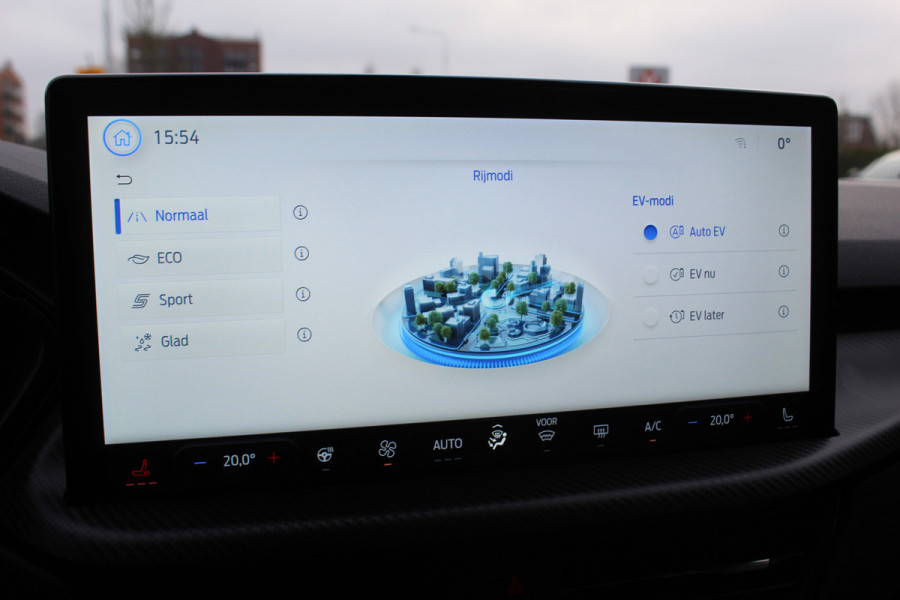 Ford Kuga 2.5-243pk PHEV ST-Line X. Van €. 54.937,- voor €. 43.735,- Trekgewicht van 2.100kg ! Elektr. panodak., elektr. trekhaak, stoel-, stuur- en voorraamverw., 360gr. Camera, HUD, AppleCarplay/Androidauto, Elektr. verstelb. comfortstoelen, LED verl.