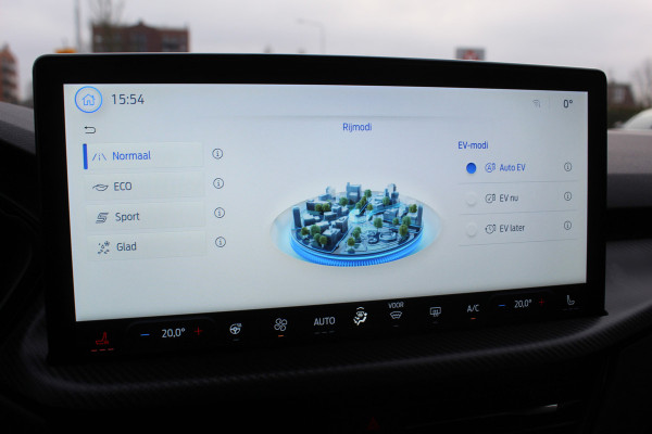 Ford Kuga 2.5-243pk PHEV ST-Line X. Van €. 54.937,- voor €. 43.735,- Trekgewicht van 2.100kg ! Elektr. panodak., elektr. trekhaak, stoel-, stuur- en voorraamverw., 360gr. Camera, HUD, AppleCarplay/Androidauto, Elektr. verstelb. comfortstoelen, LED verl.