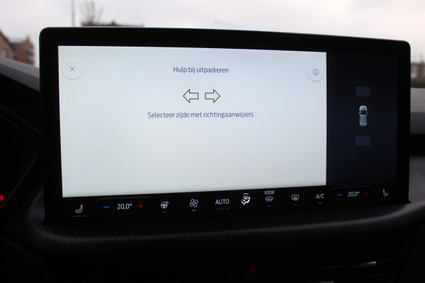 Ford Kuga 2.5-243pk PHEV ST-Line X. Van €. 54.937,- voor €. 43.735,- Trekgewicht van 2.100kg ! Elektr. panodak., elektr. trekhaak, stoel-, stuur- en voorraamverw., 360gr. Camera, HUD, AppleCarplay/Androidauto, Elektr. verstelb. comfortstoelen, LED verl.