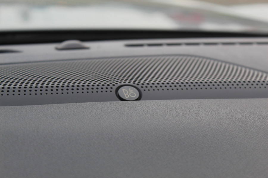 Ford Kuga 2.5-243pk PHEV ST-Line X. Van €. 54.937,- voor €. 43.735,- Trekgewicht van 2.100kg ! Elektr. panodak., elektr. trekhaak, stoel-, stuur- en voorraamverw., 360gr. Camera, HUD, AppleCarplay/Androidauto, Elektr. verstelb. comfortstoelen, LED verl.