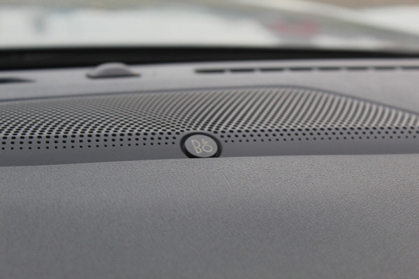 Ford Kuga 2.5-243pk PHEV ST-Line X. Van €. 54.937,- voor €. 43.735,- Trekgewicht van 2.100kg ! Elektr. panodak., elektr. trekhaak, stoel-, stuur- en voorraamverw., 360gr. Camera, HUD, AppleCarplay/Androidauto, Elektr. verstelb. comfortstoelen, LED verl.