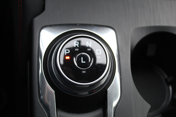 Ford Kuga 2.5-243pk PHEV ST-Line X. Van €. 54.937,- voor €. 43.735,- Trekgewicht van 2.100kg ! Elektr. panodak., elektr. trekhaak, stoel-, stuur- en voorraamverw., 360gr. Camera, HUD, AppleCarplay/Androidauto, Elektr. verstelb. comfortstoelen, LED verl.