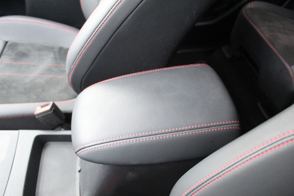 Ford Kuga 2.5-243pk PHEV ST-Line X. Van €. 54.937,- voor €. 43.735,- Trekgewicht van 2.100kg ! Elektr. panodak., elektr. trekhaak, stoel-, stuur- en voorraamverw., 360gr. Camera, HUD, AppleCarplay/Androidauto, Elektr. verstelb. comfortstoelen, LED verl.