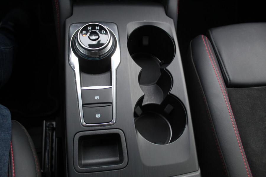 Ford Kuga 2.5-243pk PHEV ST-Line X. Van €. 54.937,- voor €. 43.735,- Trekgewicht van 2.100kg ! Elektr. panodak., elektr. trekhaak, stoel-, stuur- en voorraamverw., 360gr. Camera, HUD, AppleCarplay/Androidauto, Elektr. verstelb. comfortstoelen, LED verl.