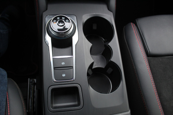 Ford Kuga 2.5-243pk PHEV ST-Line X. Van €. 54.937,- voor €. 43.735,- Trekgewicht van 2.100kg ! Elektr. panodak., elektr. trekhaak, stoel-, stuur- en voorraamverw., 360gr. Camera, HUD, AppleCarplay/Androidauto, Elektr. verstelb. comfortstoelen, LED verl.