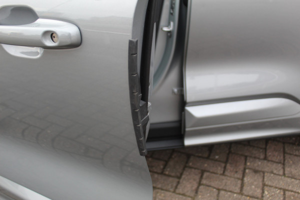 Ford Kuga 2.5-243pk PHEV ST-Line X. Van €. 54.937,- voor €. 43.735,- Trekgewicht van 2.100kg ! Elektr. panodak., elektr. trekhaak, stoel-, stuur- en voorraamverw., 360gr. Camera, HUD, AppleCarplay/Androidauto, Elektr. verstelb. comfortstoelen, LED verl.