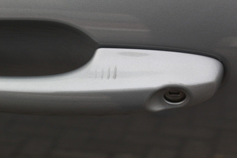 Ford Kuga 2.5-243pk PHEV ST-Line X. Van €. 54.937,- voor €. 43.735,- Trekgewicht van 2.100kg ! Elektr. panodak., elektr. trekhaak, stoel-, stuur- en voorraamverw., 360gr. Camera, HUD, AppleCarplay/Androidauto, Elektr. verstelb. comfortstoelen, LED verl.