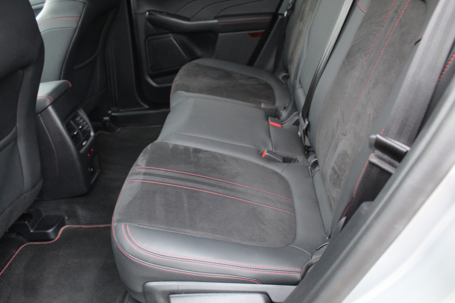 Ford Kuga 2.5-243pk PHEV ST-Line X. Van €. 54.937,- voor €. 43.735,- Trekgewicht van 2.100kg ! Elektr. panodak., elektr. trekhaak, stoel-, stuur- en voorraamverw., 360gr. Camera, HUD, AppleCarplay/Androidauto, Elektr. verstelb. comfortstoelen, LED verl.