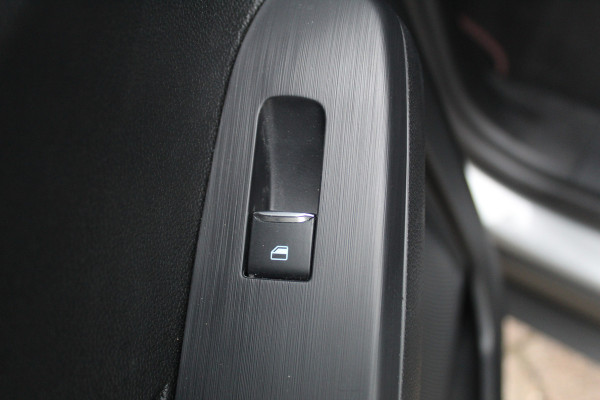 Ford Kuga 2.5-243pk PHEV ST-Line X. Van €. 54.937,- voor €. 43.735,- Trekgewicht van 2.100kg ! Elektr. panodak., elektr. trekhaak, stoel-, stuur- en voorraamverw., 360gr. Camera, HUD, AppleCarplay/Androidauto, Elektr. verstelb. comfortstoelen, LED verl.