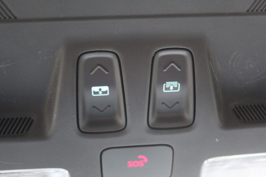 Ford Kuga 2.5-243pk PHEV ST-Line X. Van €. 54.937,- voor €. 43.735,- Trekgewicht van 2.100kg ! Elektr. panodak., elektr. trekhaak, stoel-, stuur- en voorraamverw., 360gr. Camera, HUD, AppleCarplay/Androidauto, Elektr. verstelb. comfortstoelen, LED verl.