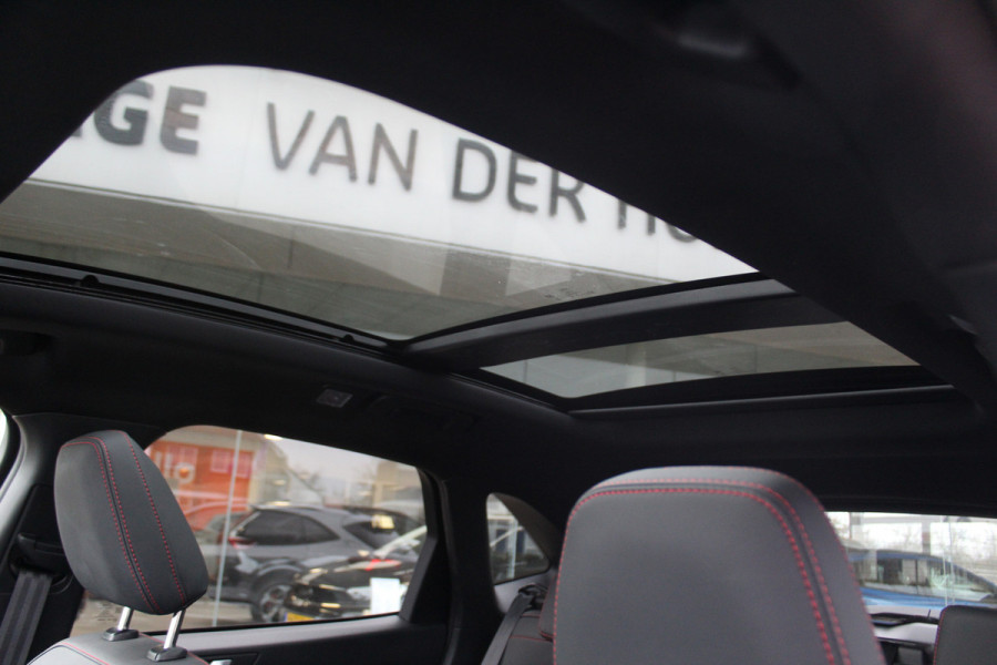 Ford Kuga 2.5-243pk PHEV ST-Line X. Van €. 54.937,- voor €. 43.735,- Trekgewicht van 2.100kg ! Elektr. panodak., elektr. trekhaak, stoel-, stuur- en voorraamverw., 360gr. Camera, HUD, AppleCarplay/Androidauto, Elektr. verstelb. comfortstoelen, LED verl.