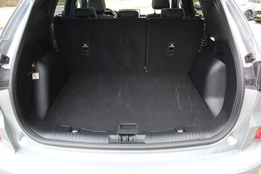 Ford Kuga 2.5-243pk PHEV ST-Line X. Van €. 54.937,- voor €. 43.735,- Trekgewicht van 2.100kg ! Elektr. panodak., elektr. trekhaak, stoel-, stuur- en voorraamverw., 360gr. Camera, HUD, AppleCarplay/Androidauto, Elektr. verstelb. comfortstoelen, LED verl.