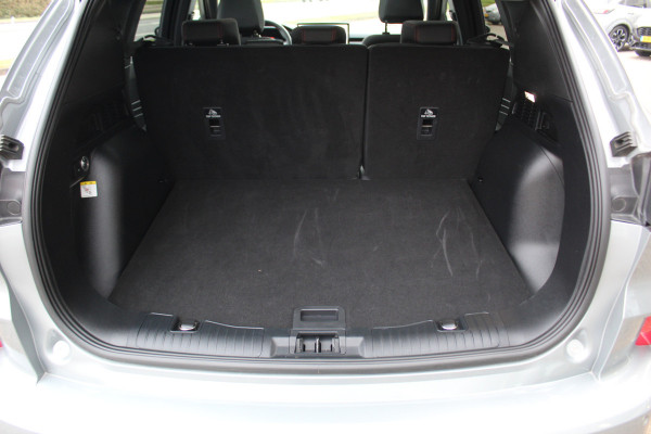 Ford Kuga 2.5-243pk PHEV ST-Line X. Van €. 54.937,- voor €. 43.735,- Trekgewicht van 2.100kg ! Elektr. panodak., elektr. trekhaak, stoel-, stuur- en voorraamverw., 360gr. Camera, HUD, AppleCarplay/Androidauto, Elektr. verstelb. comfortstoelen, LED verl.