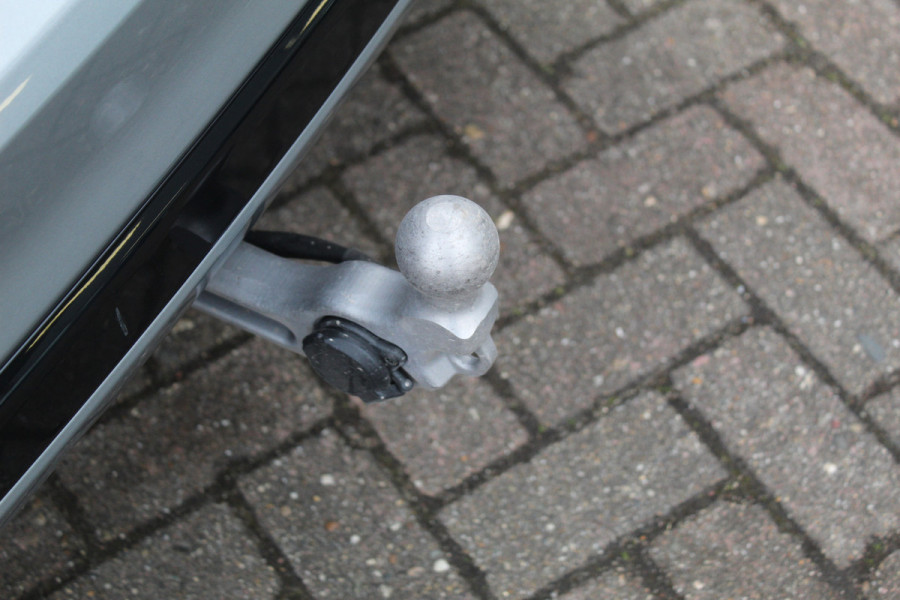 Ford Kuga 2.5-243pk PHEV ST-Line X. Van €. 54.937,- voor €. 43.735,- Trekgewicht van 2.100kg ! Elektr. panodak., elektr. trekhaak, stoel-, stuur- en voorraamverw., 360gr. Camera, HUD, AppleCarplay/Androidauto, Elektr. verstelb. comfortstoelen, LED verl.