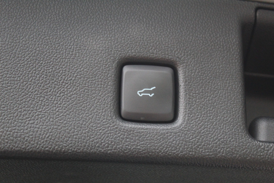 Ford Kuga 2.5-243pk PHEV ST-Line X. Van €. 54.937,- voor €. 43.735,- Trekgewicht van 2.100kg ! Elektr. panodak., elektr. trekhaak, stoel-, stuur- en voorraamverw., 360gr. Camera, HUD, AppleCarplay/Androidauto, Elektr. verstelb. comfortstoelen, LED verl.