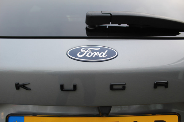 Ford Kuga 2.5-243pk PHEV ST-Line X. Van €. 54.937,- voor €. 43.735,- Trekgewicht van 2.100kg ! Elektr. panodak., elektr. trekhaak, stoel-, stuur- en voorraamverw., 360gr. Camera, HUD, AppleCarplay/Androidauto, Elektr. verstelb. comfortstoelen, LED verl.