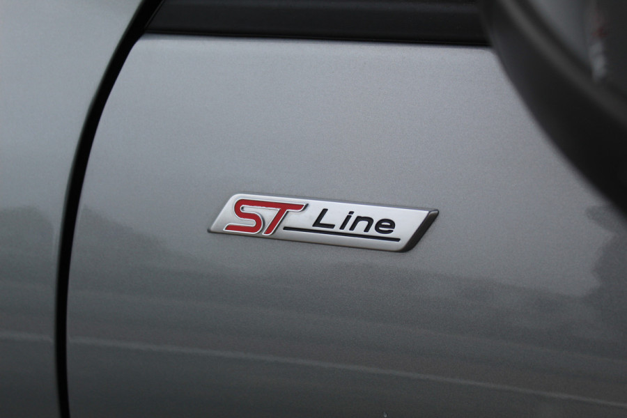 Ford Kuga 2.5-243pk PHEV ST-Line X. Van €. 54.937,- voor €. 43.735,- Trekgewicht van 2.100kg ! Elektr. panodak., elektr. trekhaak, stoel-, stuur- en voorraamverw., 360gr. Camera, HUD, AppleCarplay/Androidauto, Elektr. verstelb. comfortstoelen, LED verl.