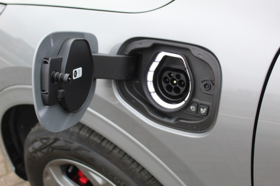 Ford Kuga 2.5-243pk PHEV ST-Line X. Van €. 54.937,- voor €. 43.735,- Trekgewicht van 2.100kg ! Elektr. panodak., elektr. trekhaak, stoel-, stuur- en voorraamverw., 360gr. Camera, HUD, AppleCarplay/Androidauto, Elektr. verstelb. comfortstoelen, LED verl.