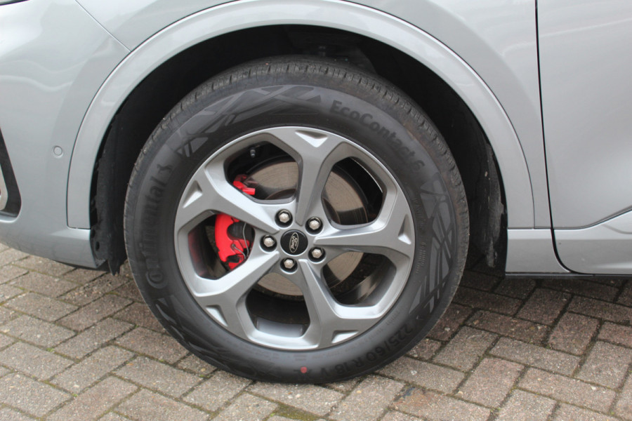 Ford Kuga 2.5-243pk PHEV ST-Line X. Van €. 54.937,- voor €. 43.735,- Trekgewicht van 2.100kg ! Elektr. panodak., elektr. trekhaak, stoel-, stuur- en voorraamverw., 360gr. Camera, HUD, AppleCarplay/Androidauto, Elektr. verstelb. comfortstoelen, LED verl.