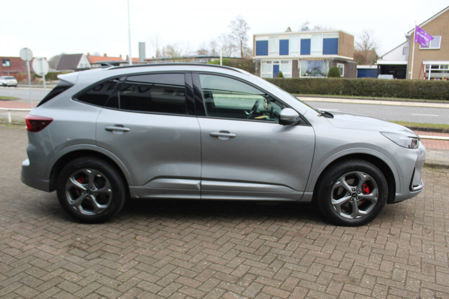 Ford Kuga 2.5-243pk PHEV ST-Line X. Van €. 54.937,- voor €. 43.735,- Trekgewicht van 2.100kg ! Elektr. panodak., elektr. trekhaak, stoel-, stuur- en voorraamverw., 360gr. Camera, HUD, AppleCarplay/Androidauto, Elektr. verstelb. comfortstoelen, LED verl.