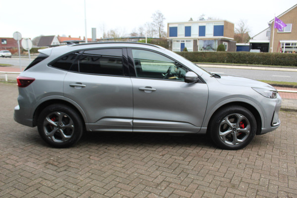 Ford Kuga 2.5-243pk PHEV ST-Line X. Van €. 54.937,- voor €. 43.735,- Trekgewicht van 2.100kg ! Elektr. panodak., elektr. trekhaak, stoel-, stuur- en voorraamverw., 360gr. Camera, HUD, AppleCarplay/Androidauto, Elektr. verstelb. comfortstoelen, LED verl.