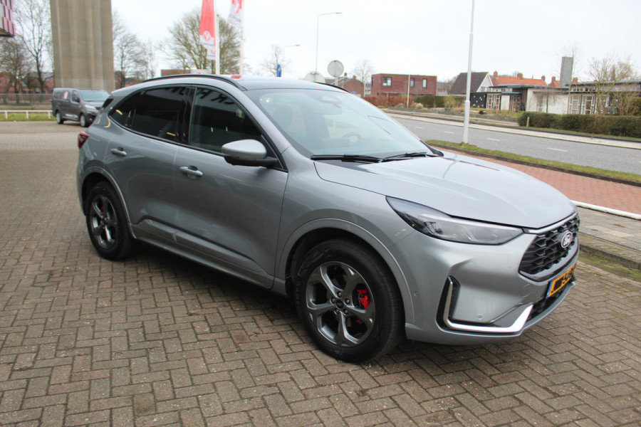 Ford Kuga 2.5-243pk PHEV ST-Line X. Van €. 54.937,- voor €. 43.735,- Trekgewicht van 2.100kg ! Elektr. panodak., elektr. trekhaak, stoel-, stuur- en voorraamverw., 360gr. Camera, HUD, AppleCarplay/Androidauto, Elektr. verstelb. comfortstoelen, LED verl.