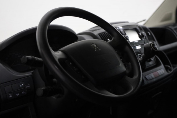 Peugeot Boxer 2.2 BlueHDi 140PK L3/H2 GRIJS CAMERA AIRCO NAVI IMPERIAAL TREKHAAK 3.5t PDC CRUISE LEASE V/A 122,- p.m. INRUIL MOG