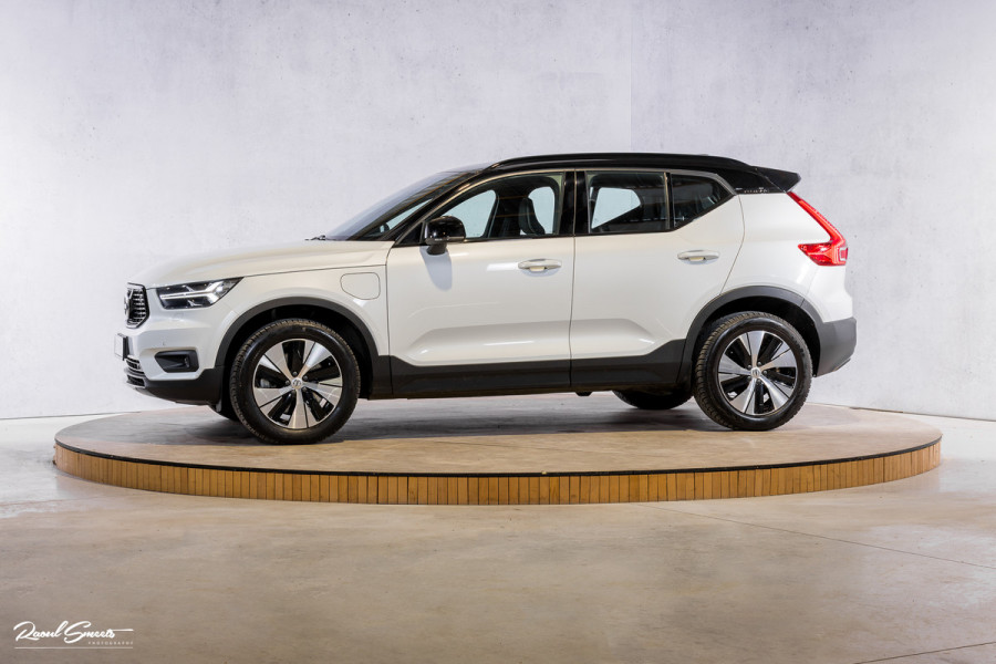Volvo XC40 1.5 T5 Recharge R-Design | Adaptieve cruise | Zwenkbare trekhaak | Blis | Actieve bochtverlichting |