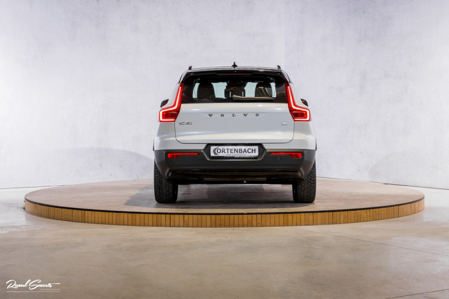 Volvo XC40 1.5 T5 Recharge R-Design | Adaptieve cruise | Zwenkbare trekhaak | Blis | Actieve bochtverlichting |