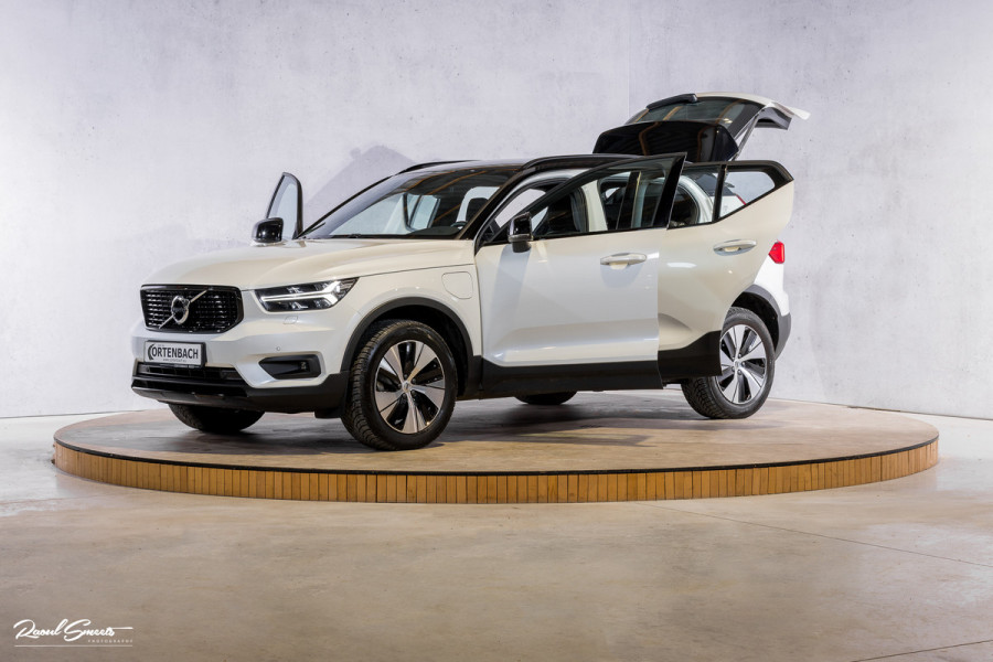 Volvo XC40 1.5 T5 Recharge R-Design | Adaptieve cruise | Zwenkbare trekhaak | Blis | Actieve bochtverlichting |