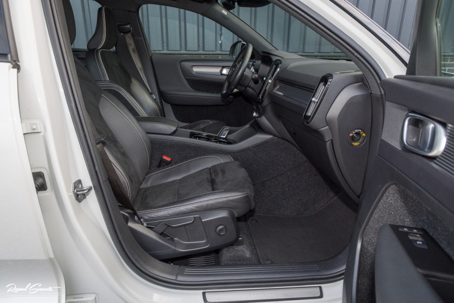 Volvo XC40 1.5 T5 Recharge R-Design | Adaptieve cruise | Zwenkbare trekhaak | Blis | Actieve bochtverlichting |