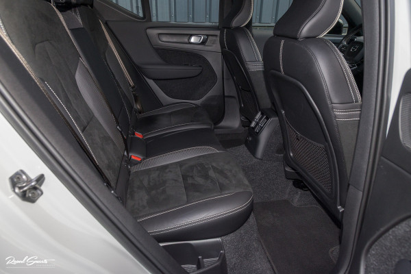 Volvo XC40 1.5 T5 Recharge R-Design | Adaptieve cruise | Zwenkbare trekhaak | Blis | Actieve bochtverlichting |