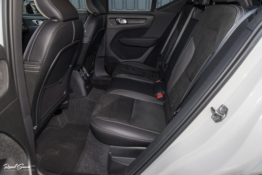 Volvo XC40 1.5 T5 Recharge R-Design | Adaptieve cruise | Zwenkbare trekhaak | Blis | Actieve bochtverlichting |