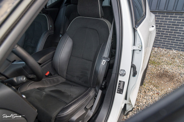 Volvo XC40 1.5 T5 Recharge R-Design | Adaptieve cruise | Zwenkbare trekhaak | Blis | Actieve bochtverlichting |