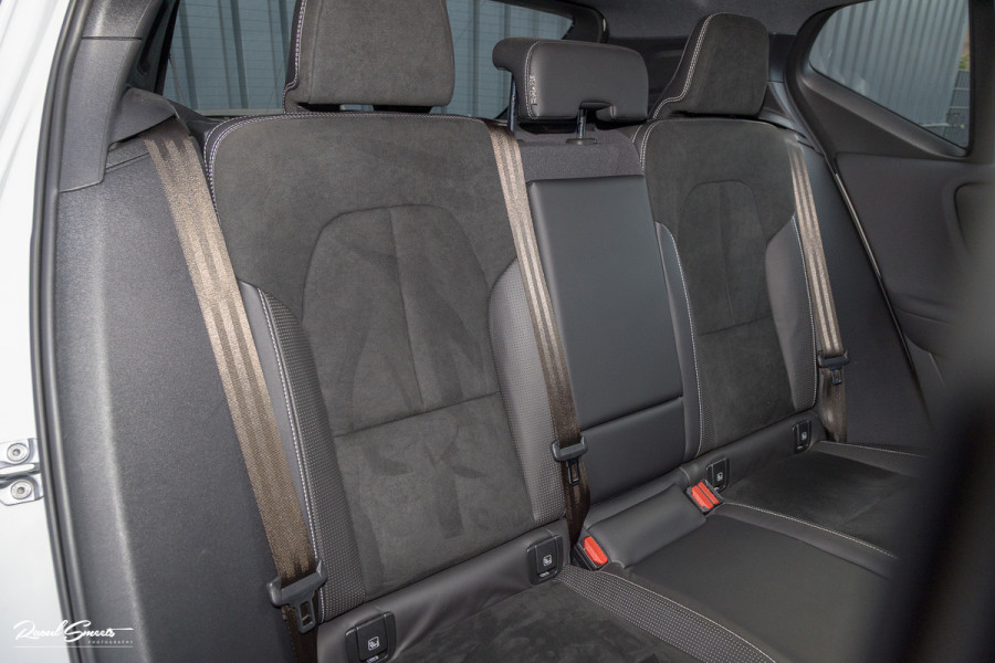 Volvo XC40 1.5 T5 Recharge R-Design | Adaptieve cruise | Zwenkbare trekhaak | Blis | Actieve bochtverlichting |