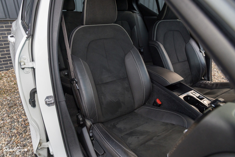 Volvo XC40 1.5 T5 Recharge R-Design | Adaptieve cruise | Zwenkbare trekhaak | Blis | Actieve bochtverlichting |