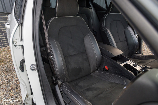 Volvo XC40 1.5 T5 Recharge R-Design | Adaptieve cruise | Zwenkbare trekhaak | Blis | Actieve bochtverlichting |