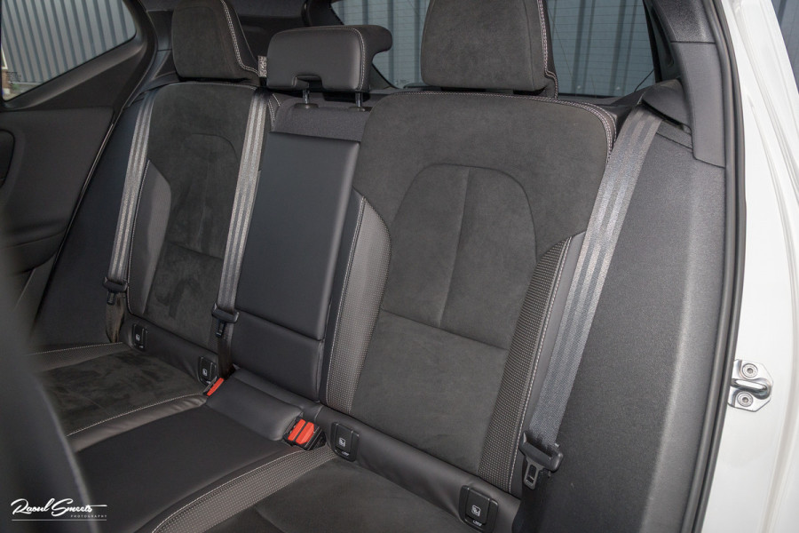 Volvo XC40 1.5 T5 Recharge R-Design | Adaptieve cruise | Zwenkbare trekhaak | Blis | Actieve bochtverlichting |