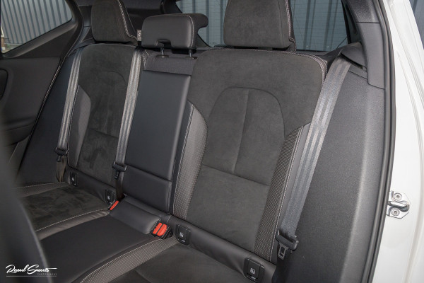 Volvo XC40 1.5 T5 Recharge R-Design | Adaptieve cruise | Zwenkbare trekhaak | Blis | Actieve bochtverlichting |